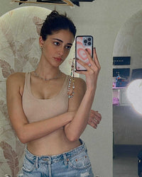 girl-moody-mirror-selfie.jpg__PID:c643586d-6ed3-4aef-afc4-c8a9677927a1